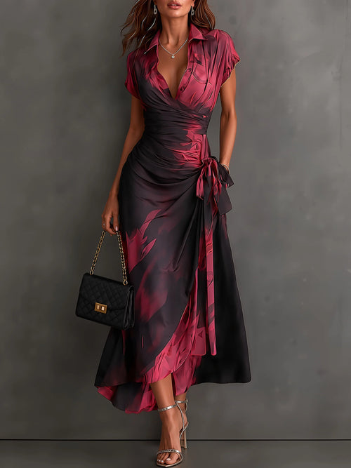 Sara - Vestido midi cruzado con estampado abstracto rojo y negro, cuello en V, manga corta, cinturón y bajo asimétrico con volantes.